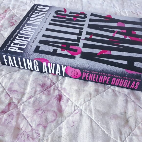 Falling Away / Penelope Douglas - Picture 2 of 4